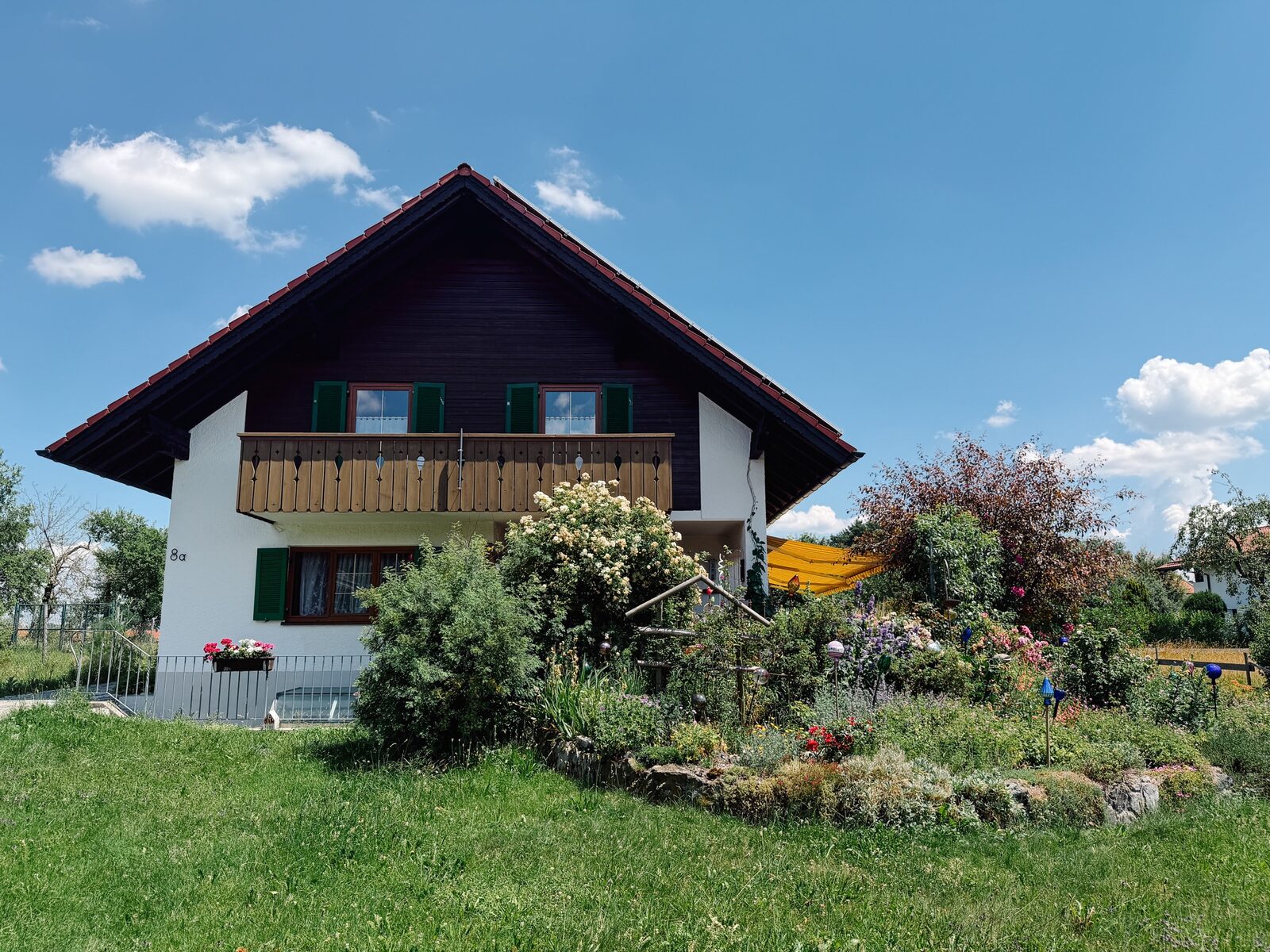Ferienhaus Höbel in Uffing mit Balkon und blühendem Garten
