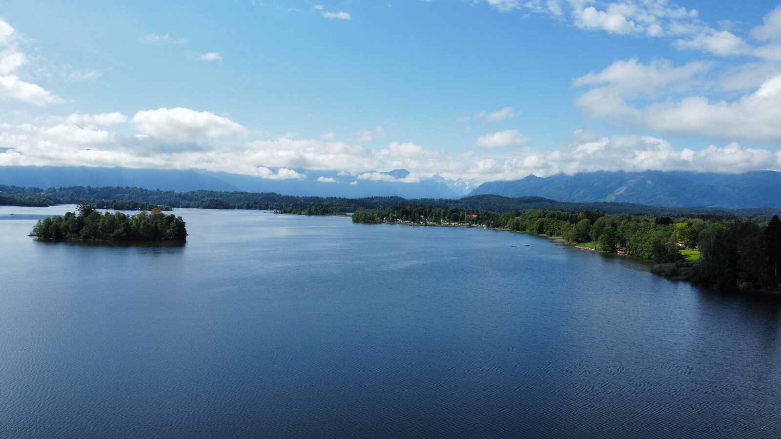 Staffelsee bei Uffing mit Insel, weitem Wasserblick und Bergpanorama im Hintergrund