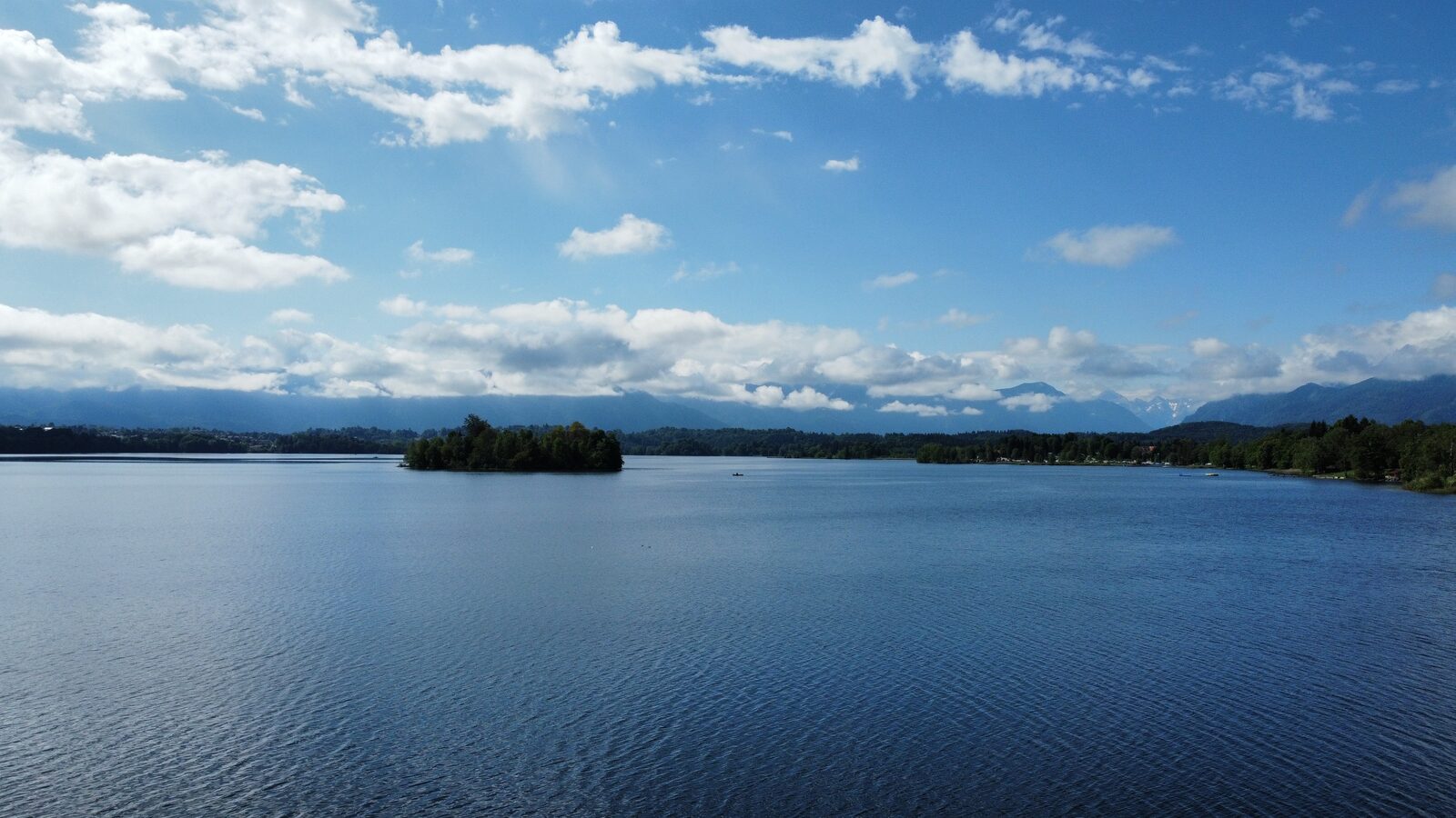Staffelsee mit Bergkulisse im Blauen Land bei Uffing