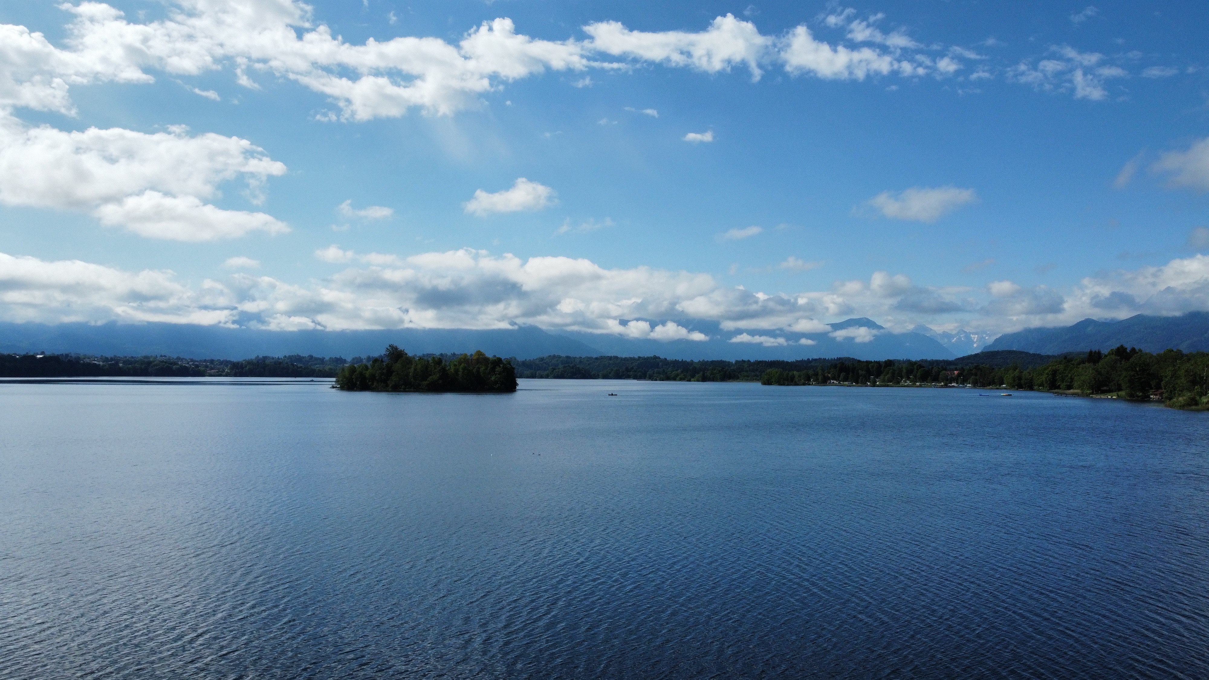 Staffelsee mit Bergkulisse im Blauen Land bei Uffing