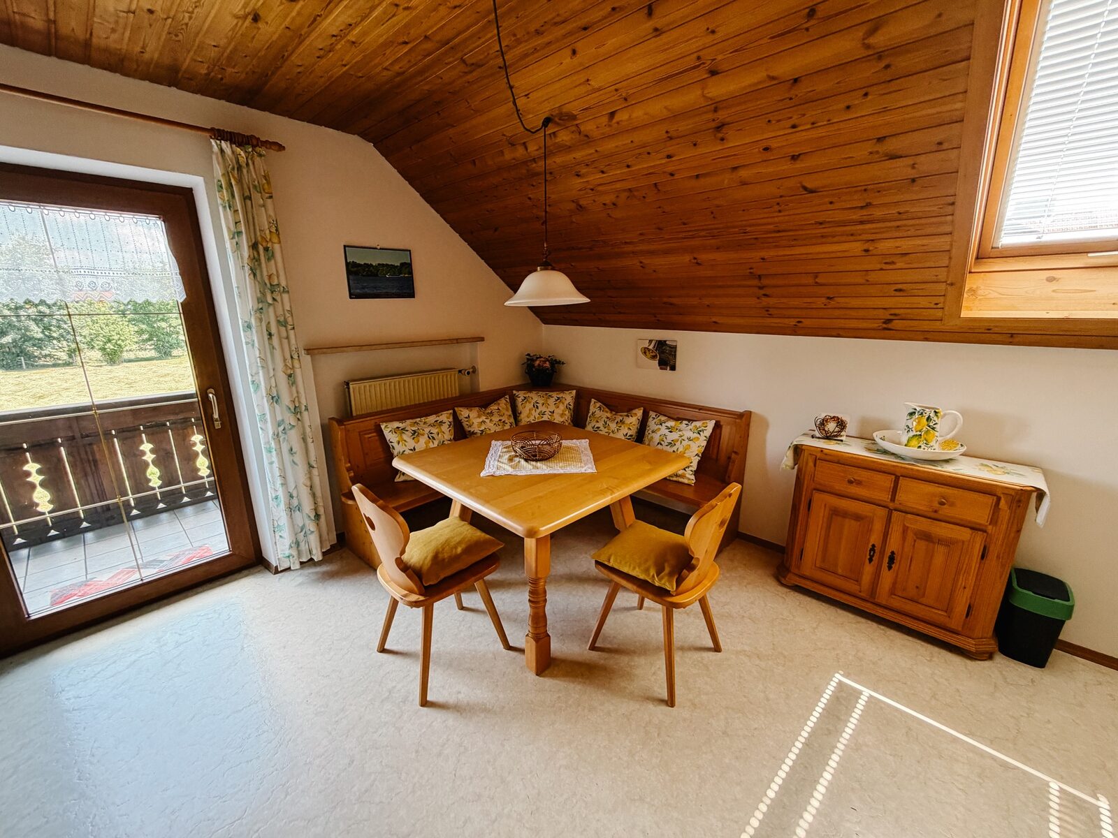 Große Eckbank mit Holztisch und Balkontür in der Wohnküche